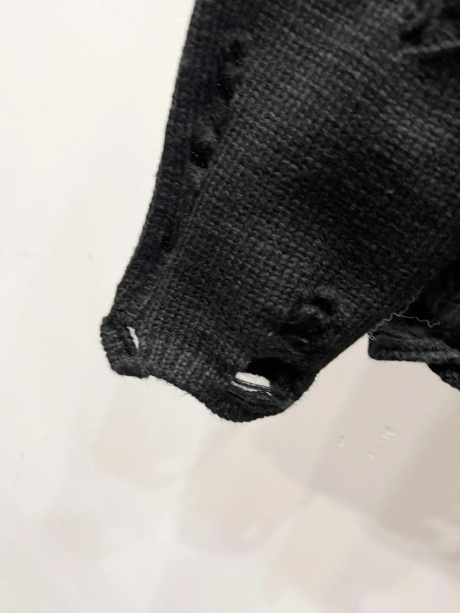 P240 High quality, model number: (Q062) Chrome Hearts CH Chrome Hearts patchwork cross hole knitted sweater pullover. The popular style is the same for men and women. It is matched with black and white. It looks good in real life. It looks good in daily wear. It is even more photogenic. It’s hard not to buy it. Buy it for me!!! Believe me, no one can refuse such a captain style Chrome Hearts jacket. It has expanded the version based on the old version and has a loose and stylish upper body. Casual design with an expanded hem. Fat people are extremely slim. Thin people have a limited height. Ten thousand yuan ZP printing. 1:1 perfect restoration. Looks good when worn alone. Can be easily controlled by both men and women. If you care more about quality, you must also respect the price. It is completely different from the thin transparent bottoms on the market that pill when worn. If the style makes you shine at a glance, then quality is what you should pay more attention to. We focus on quality rather than price. Customers who have received my products all know it. ️️️ Sweaters on the market are generally made of bract core yarn. We use modal. The advantages over core-spun yarn are very intuitive: high cost, high price, high density, relatively expensive for developers, and let us make a lot less money. In addition, it is delicate, has no scum on the upper body, resists pilling, and is high-end. We are conscientious sellers and do not use core-spun yarn. Apart from being cheap, core-spun yarn is really useless. It shrinks, pills, hooks, and makes people pierced. He is proficient in everything. It is 2024. Who doesn’t want to look decent when they go out? Quality determines the upper body effect. No matter how bad the quality, the best style is still the temperament of the urban-rural fringe. We only do long-term business. Quality determines character. Take it back and wear it with confidence and wash it. The quality of the pattern will definitely make your eyes shine. We only make the right version of high quality. We make high-end hard goods. Reject junk goods and reject fast food. Conscientious quality and conscientious price. You deserve it!  Color: Black White Gray Red Size: S M L